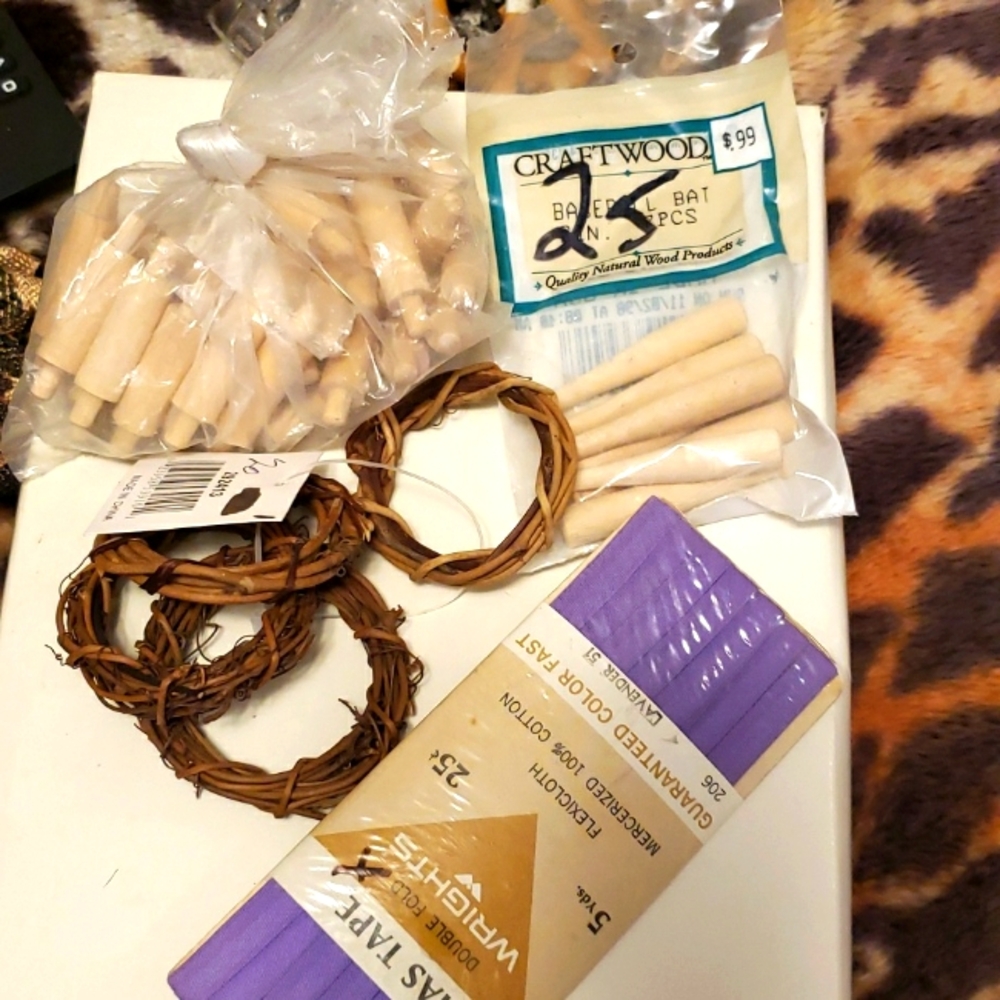 Box Of Assorted Craft Items - Picture 7 of 9